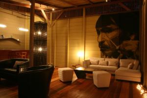 Istumisnurk majutusasutuses Hamadryade Lodge