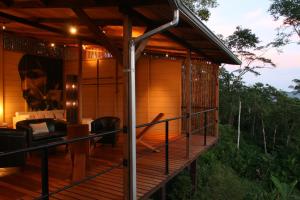 Rõdu või terrass majutusasutuses Hamadryade Lodge
