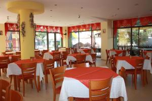 A restaurant or other place to eat at Hotel Perunika