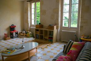 - un salon avec un canapé et une table dans l'établissement Château Valoux, à Cadaujac