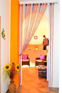 a living room with colorful walls and a door with flowers at B&B Delfinia in Carovigno