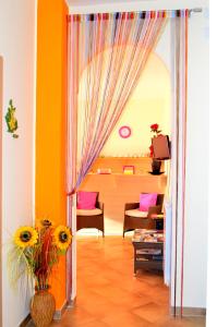 uma sala de estar com paredes coloridas e uma porta com flores em B&B Delfinia em Carovigno