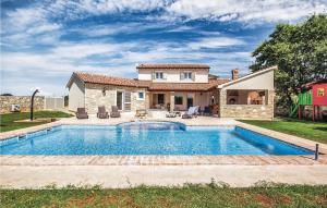 una piscina frente a una casa en Cozy Home In Valtura With Outdoor Swimming Pool, en Valtura