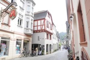 eine Stadtstraße mit Gebäuden und einer Person, die eine Straße hinuntergeht in der Unterkunft Ferienwohnungen Stiehl in Bacharach