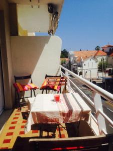 - un balcon avec une table et des chaises dans l'établissement Trianon Palace, à Cannes