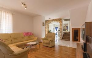een woonkamer met een bank en 2 stoelen bij Beautiful Home In Plomin With Kitchen in Plomin