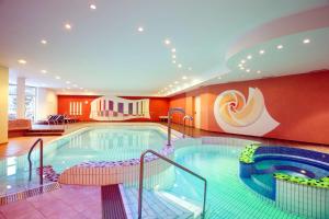 Bazén v ubytování Good Life Hotel Zirm nebo v jeho okolí