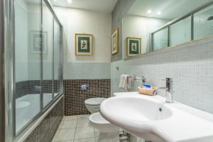 Koupelna v ubytování Hotel Medici + 28 fotografií