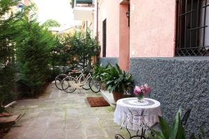 a patio with a table with flowers on it at InChiostro Rooms&Breakfast in Padova