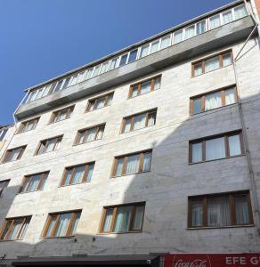 un edificio con muchas ventanas a un lado. en beydağı suit, en Estambul