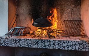 uma panela a arder num forno de tijolos em Lovely Home In Cista Velika With Kitchen em Velika Čista