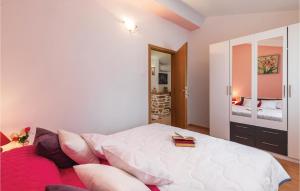 Postel nebo postele na pokoji v ubytování Holiday Home Barban 53
