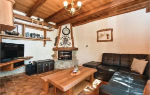 a living room with a couch and a fireplace at Stunning Home In Zastrazisce With 2 Bedrooms And Wifi in Zastražišće