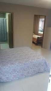 En eller flere senge i et værelse på Apart Hotel El Faro