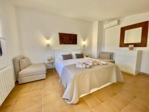 Ein Bett oder Betten in einem Zimmer der Unterkunft Mas de l'Aranyó - Eco Wellness Spa