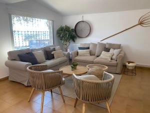 Ein Sitzbereich in der Unterkunft Mas de l'Aranyó - Eco Wellness Spa