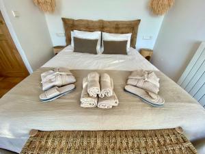 Ein Bett oder Betten in einem Zimmer der Unterkunft Mas de l'Aranyó - Eco Wellness Spa