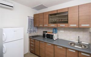 Dapur atau dapur kecil di Beautiful Apartment In Poljica With Wifi