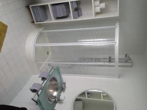 un baño con lavabo y espejo en Vacation Home Casa Fratelli, en Brujas
