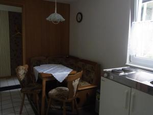 cocina con mesa y 2 sillas en Ferienhaus Appold, en Wernigerode