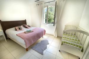 Giường trong phòng chung tại Ma villa en Provence villa de standing et piscine Domaine de Pont-Royal