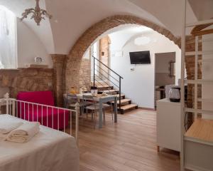 ein Zimmer mit einem Bett, einem Tisch und einem Esszimmer in der Unterkunft AI ROSONI in Venosa