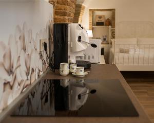 eine Kaffeemaschine, die auf einer Küchentheke steht in der Unterkunft AI ROSONI in Venosa