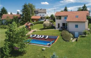 un patio trasero con piscina y una casa en Gorgeous Home In Starjak With Wifi, en Starjak