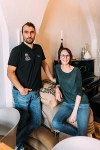 een man en een vrouw op een bed bij Markt 15 Gästehaus in Senftenberg