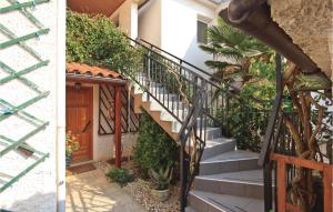 una escalera que conduce a una casa con plantas en Pet Friendly Apartment In Fazana With Wifi en Fažana