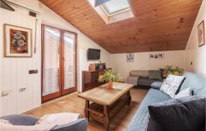 a living room with a couch and a table at Pet Friendly Apartment In Fazana With Wifi in Fažana