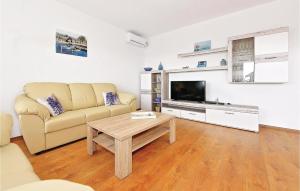 a living room with a couch and a table at Gorgeous Home In Krkovic With Outdoor Swimming Pool in Lađevci