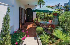 ノヴィグラード・イストラにあるLovely Apartment In Novigrad With Wifiのパティオ(テーブル、傘付)