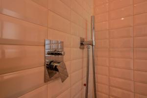 een betegelde badkamer met een douche bij Skyline 1/7 B&B in Bologna