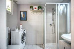 ローマにあるTRASTEVERE - Stylish Good Vibes Apartmentのバスルーム(洗濯機、シャワー付)