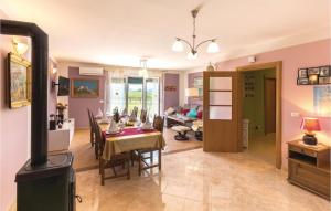 Posedenie v ubytovaní Two-Bedroom Holiday Home In Stasevica
