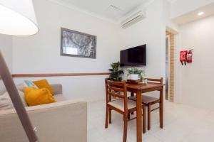 una sala de estar con una mesa y un sofá en A4 - Deluxe 1 bedroom, 1 bathroom apartment, en Perth