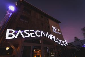 una señal en el lateral de un edificio por la noche en Hotel Base Camp Lodge - Les 2 Alpes en Les Deux Alpes