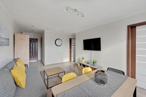 Televízia a/alebo spoločenská miestnosť v ubytovaní Comfort Apartments Gdynia Centrum