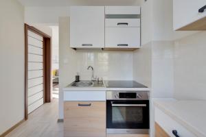 Kuchyňa alebo kuchynka v ubytovaní Comfort Apartments Gdynia Centrum