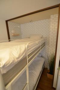 Tempat tidur susun dalam kamar di Living CUBE PHOENIX Beppu - Yoyoi Building / Vacation STAY 4575