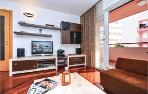 Televízia a/alebo spoločenská miestnosť v ubytovaní One-Bedroom Apartment Split With Sea View 02 + 9 fotografií