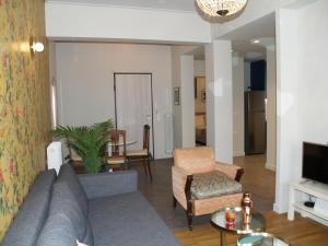 sala de estar con sofá y mesa en Mrs Holiday Apartment en Atenas