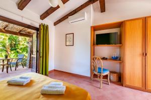 1 dormitorio con 1 cama, TV y mesa en Happy Village en Marina di Camerota