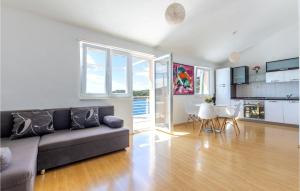 Posezení v ubytování Nice Apartment In Vinisce With 2 Bedrooms And Wifi