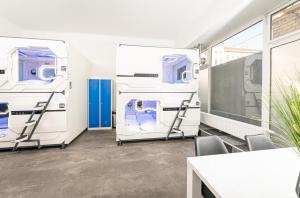 una habitación con dos máquinas en una habitación en Space Home Apartment - City Hall, en Viena