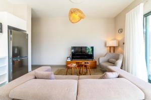 One Bay Residence - Apartment 2 - Apartment in Pereybere tesisinde bir oturma alanı