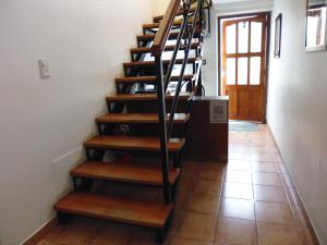 uma escadaria com piso de madeira num corredor em Apart Hotel Cabo San Diego em Ushuaia