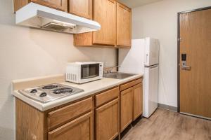 Η κουζίνα ή μικρή κουζίνα στο WoodSpring Suites Denton