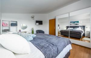 马尔卡纳Amazing Home In Marcana的一间带大床和大镜子的卧室